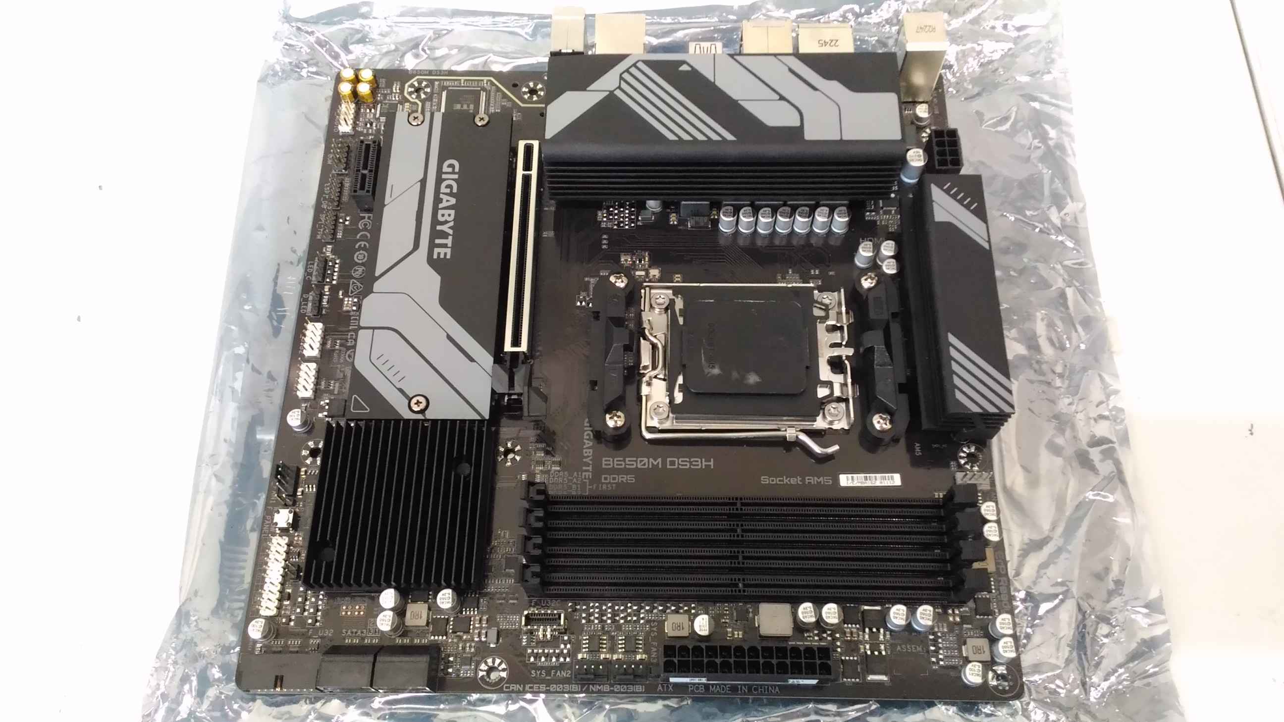 Pilt SALE OUT. GIGABYTE B650M DS3H 1.0 M/B, REFURBISHED, WITHOUT ORIGINAL PACKAGING AND ACCESSORIES, BACKPANEL INCLUDED | B650M DS3H 1.0 M/B | Processor family AMD | Processor socket AM5 | DDR5 DIMM | Memory slots 4 | Supported hard disk drive interfaces 	SATA, M.2 | Number of SATA connectors 4 | Chipset B650 | Micro ATX | REFURBISHED, WITHOUT ORIGINAL PACKAGING AND ACCESSORIES, BACKPANEL INCLUDED