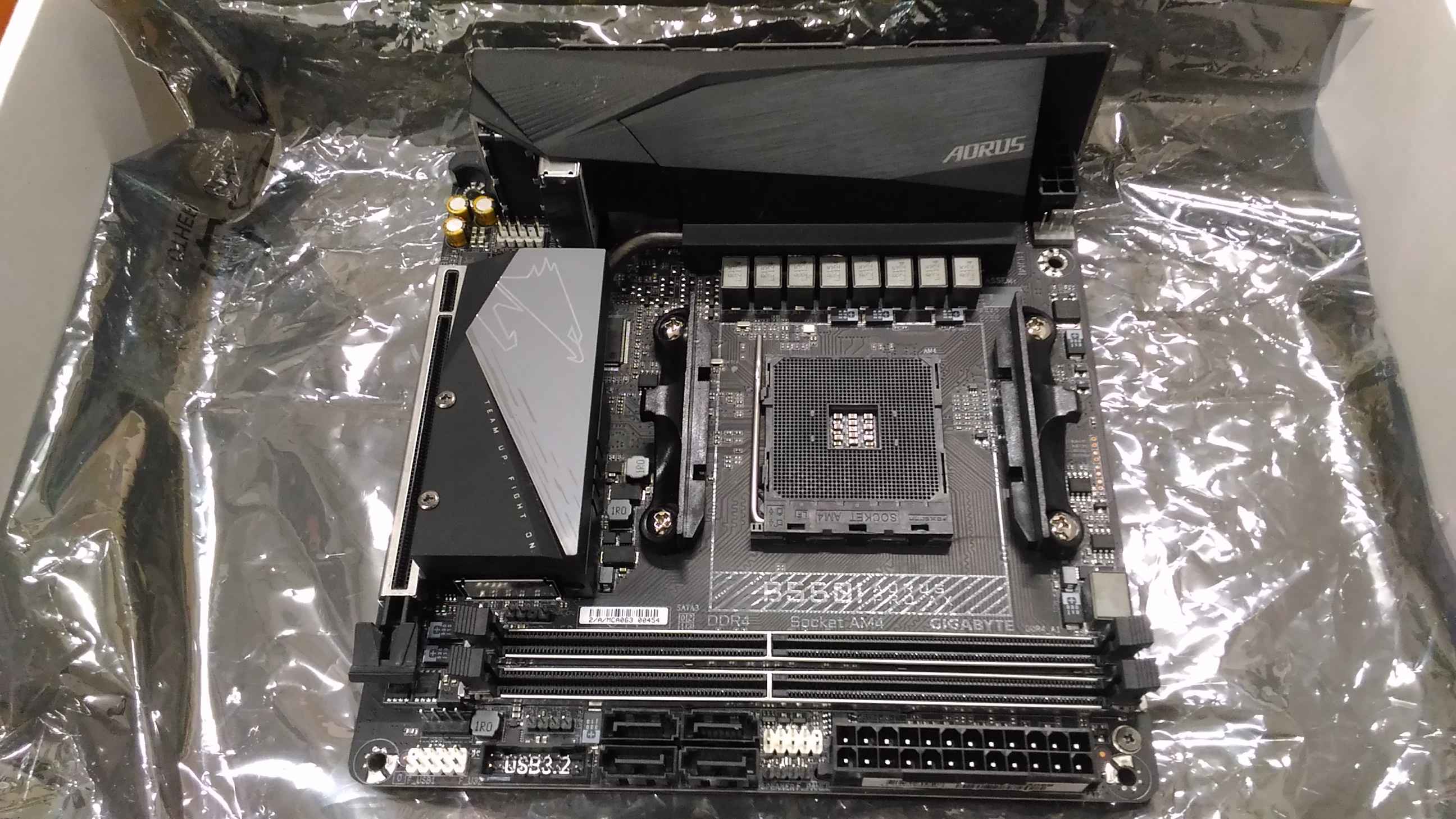 Pilt SALE OUT. GIGABYTE B550I AORUS PRO AX 1.0 M/B, REFURBISHED | B550I AORUS PRO AX 1.0 | Processor family AMD | Processor socket AM4 | DDR4 DIMM | Memory slots 2 | Chipset AMD B | Mini ITX | REFURBISHED