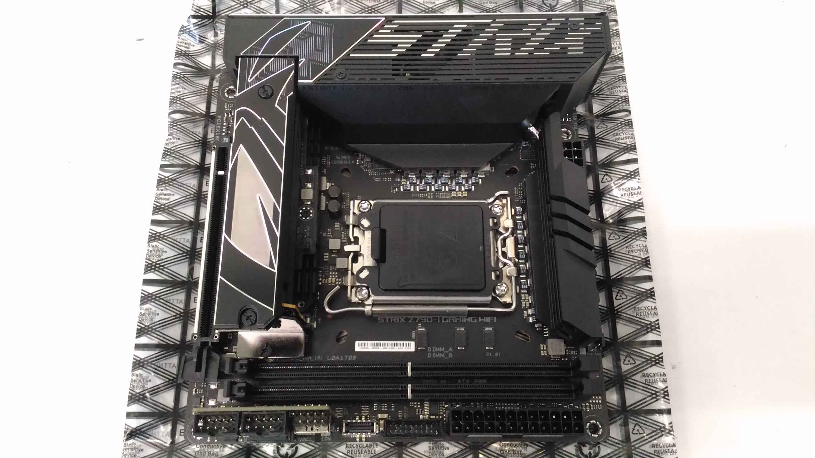 Pilt ALE OUT. ASUS ROG STRIX Z790-I GAMING WIFI | Asus ROG STRIX Z790-I GAMING WIFI | Processor family Intel | Processor socket LGA1700 | DDR5 DIMM | Memory slots 2 | Supported hard disk drive interfaces SATA, M.2 | Number of SATA connectors 2 | Chipset Intel Z790 | Mini-ITX | REFURBISHED | Asus | ROG STRIX Z790-I GAMING WIFI | Processor family Intel | Processor socket  LGA1700 | DDR5 DIMM | Memory slo