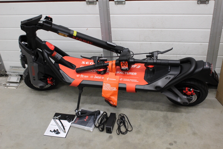 Pilt SALE OUT. Ninebot by Segway Superscooter GT3 E | Segway Superscooter GT3 E | Electric Scooter | Max 2400 W | Up to 25 km/h | 11 " | 24 month(s) | Black and Grey | DEMO