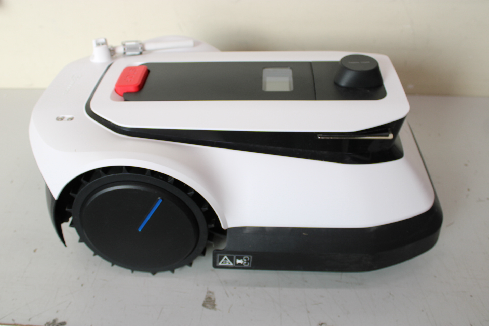 Pilt ALE OUT.  | Ecovacs | Lawn Mower | GOAT G1 | Mowing Area 1600 m² | WiFi APP Yes (Android; iOs) | Working time 95 min | Maximum Incline 45 % | Speed 0.31 (m/s) | Waterproof IPX4 | 68 dB | 5200 mAh | G1(include camera cover*1+blade*3) Station(include camera brush*1) Power supply(1) Extension cable 10m(1) Hex key(1) Peg(8) Spare blade kit(blade*9+screw*9) Beacon(2) Navigation assisted pole(2) Dry cel