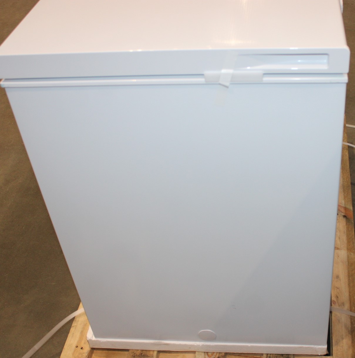 Pilt SALE OUT. Gorenje | Freezer | FH30EAW | Energy efficiency class E | Chest | Free standing | Height 84.7 cm | Total net capacity 297 L | Display | White | DAMAGED PACKAGING, SCRATCHED ON THE SIDE